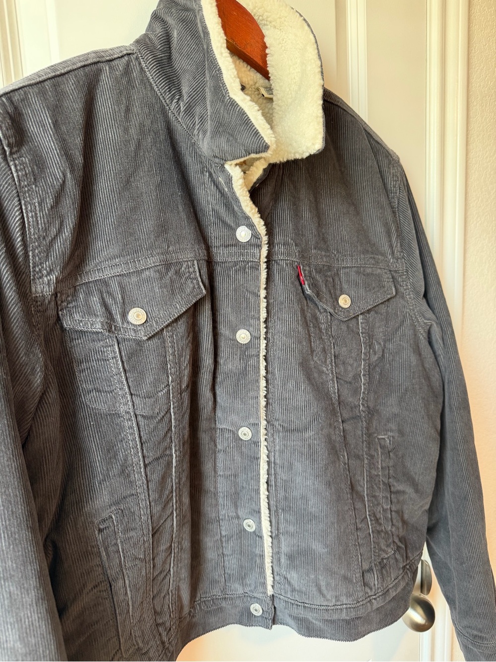 ⚡️Levi's Women's Sherpa-Lined Trucker Jacket - Charcoal with Cream Collar - Picture 5 of 7